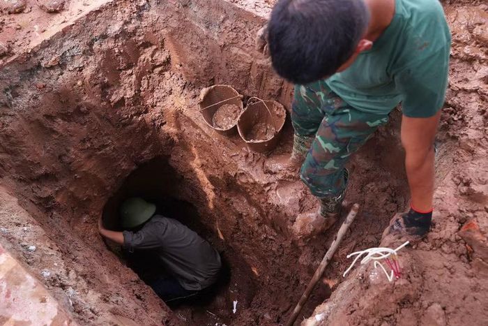 Khai quật hài cốt liệt sỹ chưa xác định danh tính tại Nghĩa trang Mai Dịch (phường Phú Diễn). (Ảnh: Văn Điệp/TTXVN)