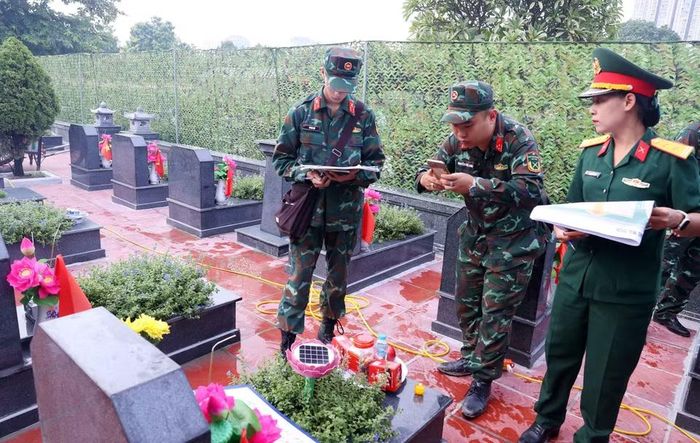 Chụp ảnh việc mã hóa các phần mộ được thực hiện cẩn thận trước khi tiến hành khai quật lấy mẫu sinh phẩm tại Nghĩa trang Mai Dịch (phường Phú Diễn). (Ảnh: Văn Điệp/TTXVN)