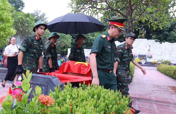 Khai quật, đưa hài cốt liệt sỹ chưa xác định danh tính về khu vực lấy mẫu sinh phẩm tại Nghĩa trang Mai Dịch (phường Phú Diễn). (Ảnh: Văn Điệp/TTXVN)