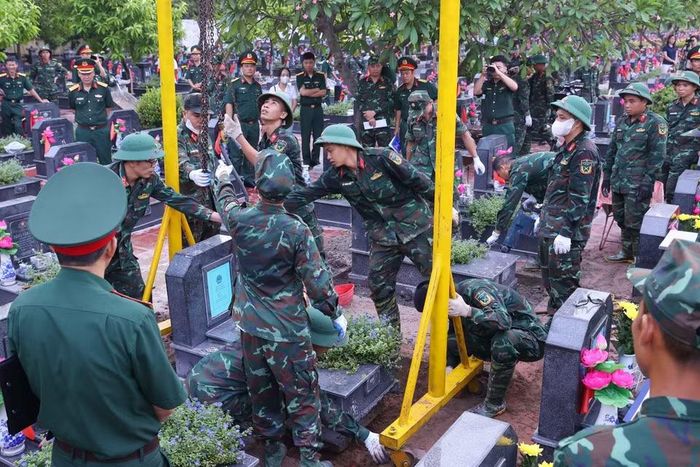 Khai quật hài cốt liệt sỹ chưa xác định danh tính tại Nghĩa trang Mai Dịch. (Ảnh: Văn Điệp/TTXVN)