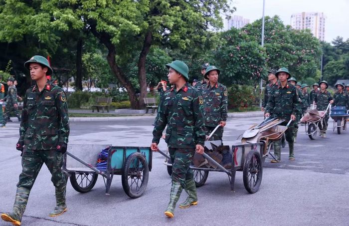 Lực lượng tham gia khai quật, cất bốc hài cốt liệt sỹ tại Nghĩa trang Mai Dịch. (Ảnh: Văn Điệp/TTXVN)