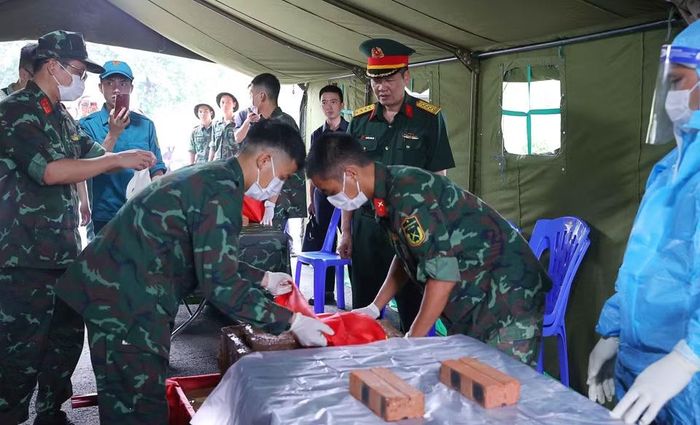 Khai quật hài cốt liệt sỹ chưa xác định danh tính tại Nghĩa trang Mai Dịch (phường Phú Diễn). (Ảnh: Văn Điệp/TTXVN)