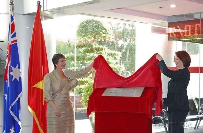 Trong chuyến thăm chính thức Việt Nam, Thủ tướng Australia Julia Gillard khánh thành tòa nhà mới của Đại học RMIT tại Hà Nội (10/2010). (Ảnh: Bích Ngọc/TTXVN)