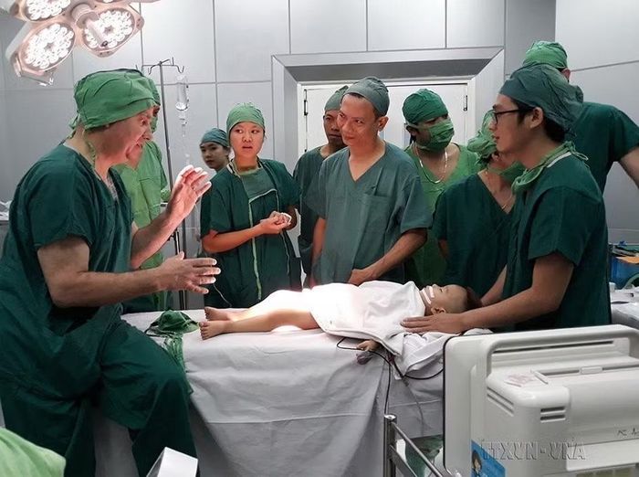 Các bác sỹ thuộc tổ chức MESCH (Australia) chuyển giao kỹ thuật phẫu thuật bệnh nhi bị dị tật đường tiết niệu cho các bác sỹ Bệnh viện đa khoa tỉnh Ninh Thuận. (Ảnh: Nguyễn Thành/TTXVN)