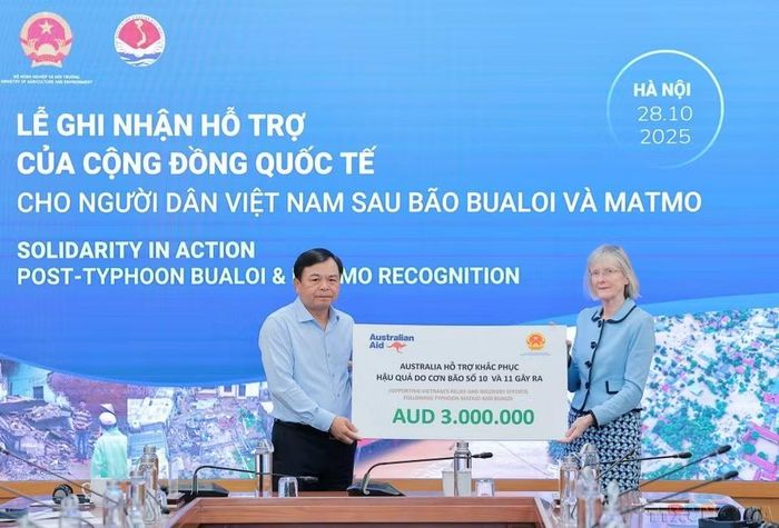 Ông Nguyễn Hoàng Hiệp, Thứ trưởng Bộ Nông nghiệp và Môi trường tiếp nhận hỗ trợ người dân Việt Nam sau bão Bualoi và Matmo từ bà Gillian Bird, Đại sứ Australia tại Việt Nam (10/2025). (Ảnh: Lê Đông/TTXVN)