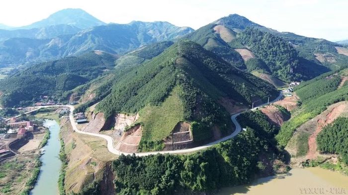 Tuyến đường kết nối giao thông các tỉnh miền núi phía Bắc có tổng chiều dài 199,77 km, có tổng mức đầu tư hơn 6.000 tỷ đồng từ nguồn vốn vay ADB, viện trợ không hoàn lại của Chính phủ Australia và vốn đối ứng của Chính phủ Việt Nam (12/2025). (Ảnh: Quốc Khánh/TTXVN)