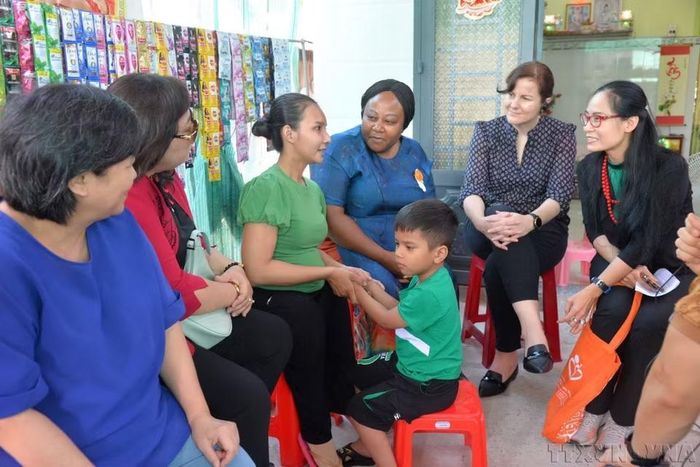 Đoàn công tác của Đại sứ quán Australia tại Việt Nam cùng Cơ quan Liên hợp quốc về Bình đẳng giới và Trao quyền cho phụ nữ (UN Women) đến Tiền Giang khảo sát thực tế kết quả thực hiện Dự án “Ứng phó khẩn cấp và hỗ trợ phục hồi cho phụ nữ có nguy cơ bị bạo lực bị ảnh hưởng nặng nề bởi làn sóng COVID-19 lần thứ tư ở Tiền Giang” do UN Women tài trợ (16/11/2023). (Ảnh: Hữu Chí /TTXVN)