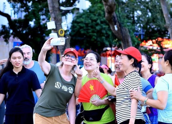 Toàn quyền Australia Sam Mostyn đi dạo quanh Hồ Hoàn Kiếm và “selfie” với người dân Thủ đô trong chuyến thăm chính thức Việt Nam (9/2025). (Ảnh: Tuấn Anh /TTXVN)
