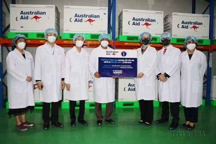 Lễ tiếp nhận 403.000 liều vaccine AstraZeneca - lô vaccine ngừa COVID-19 đầu tiên trong gói hỗ trợ 1,5 triệu liều vaccine mà Chính phủ Australia cam kết dành cho Việt Nam trong năm 2021 (Thành phố Hồ Chí Minh, tháng 8/2021). (Ảnh: TTXVN phát)