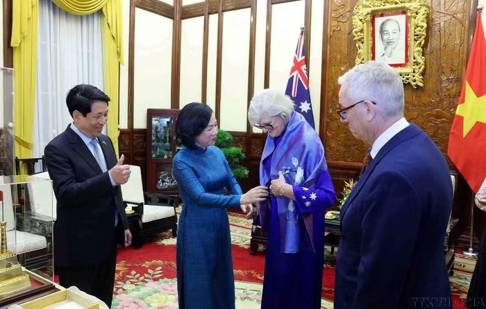 Phu nhân Chủ tịch nước Lương Cường trao tặng vật phẩm cho Toàn quyền Australia Sam Mostyn tại buổi chiêu đãi trọng thể Toàn quyền Australia Sam Mostyn và Phu quân trong chuyến thăm cấp Nhà nước tới Việt Nam (9/2025). (Ảnh: Phạm Kiên/TTXVN)
