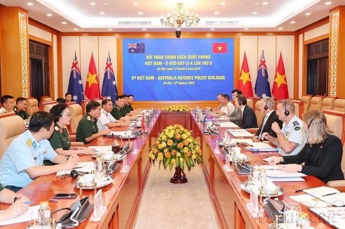 Thượng tướng Hoàng Xuân Chiến, Thứ trưởng Bộ Quốc phòng và ngài Hung Jeffrey, Phó Tổng Thư ký Quốc phòng Australia đồng chủ trì Đối thoại Chính sách quốc phòng Việt Nam-Australia lần thứ 8 (Hà Nội, 12/8/2025). (Ảnh: Trọng Đức/TTXVN)