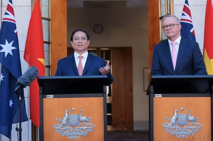 Thủ tướng Phạm Minh Chính và Thủ tướng Anthony Albanese họp báo, tuyên bố nâng nâng cấp quan hệ Việt Nam-Australia từ Đối tác Chiến lược lên Đối tác Chiến lược toàn diện (Australia, 7/3/2024). (Ảnh: Dương Giang/TTXVN)