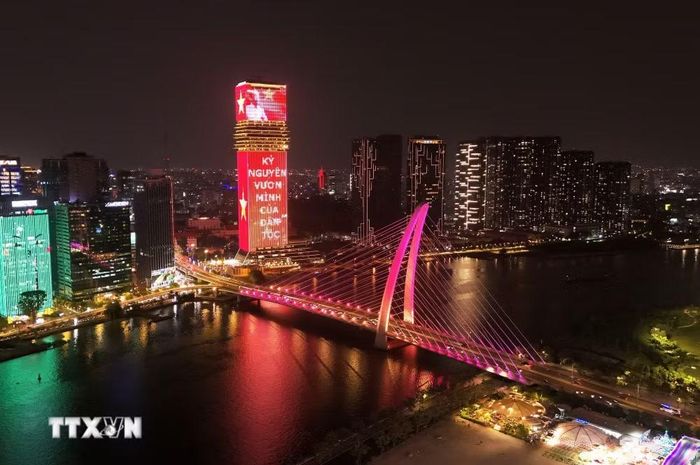 Cầu Ba Son bắc qua sông Sài Gòn rực sắc màu, kết nối trung tâm với khu đô thị Thủ Thiêm, không gian Trung tâm Tài chính quốc tế. (Ảnh: Hồng Đạt/TTXVN)