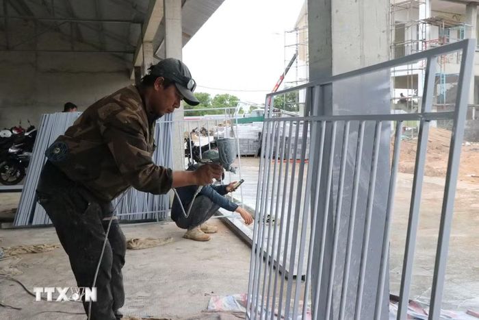 Công nhân hoàn thiện các hạng mục công trình. (Ảnh: Nguyên Dung/TTXVN)
