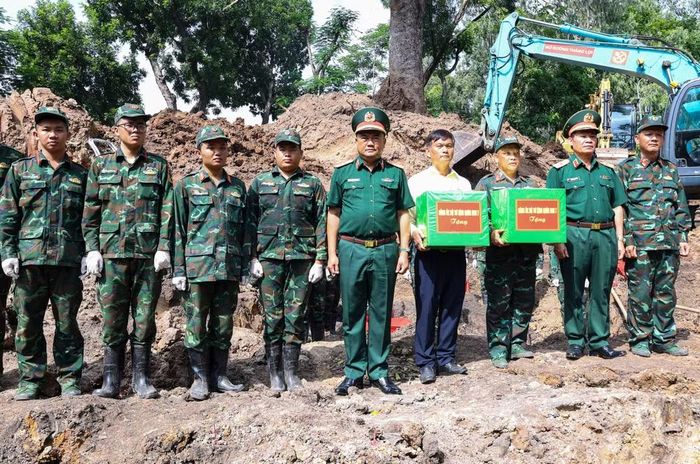 Trung tướng Lê Xuân Thế, Ủy viên Ban Chấp hành Trung ương Đảng, Ủy viên Quân ủy Trung ương, Tư lệnh Quân khu; Thiếu tướng Trần Ngọc Minh, Ủy viên Thường vụ Đảng ủy, Phó Tư lệnh Quân khu tặng quà động viên Đội K74, Bộ Tư lệnh Thành phố Hồ Chí Minh và Ban quản lý công viên Lê Thị Riêng.
