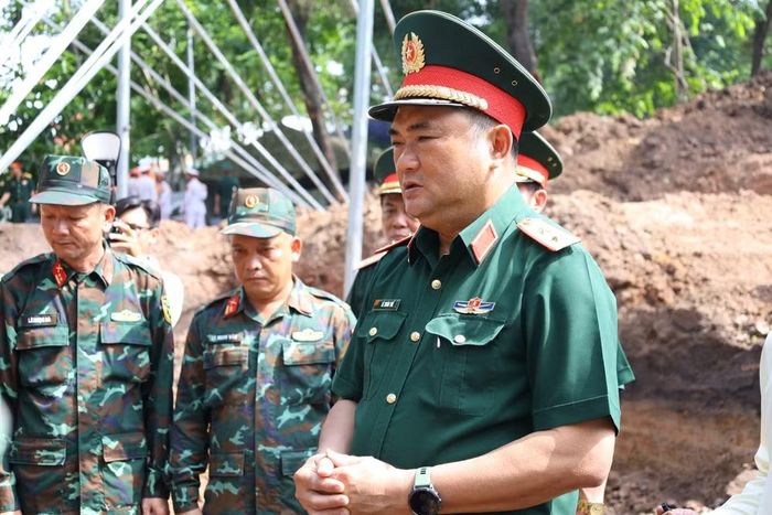 Trung tướng Lê Xuân Thế, Ủy viên Ban Chấp hành Trung ương Đảng, Ủy viên Quân ủy Trung ương, Tư lệnh Quân khu thăm hỏi lực lượng làm nhiệm vụ tại Công viên Lê Thị Riêng. (Ảnh: PV/Vietnam+)