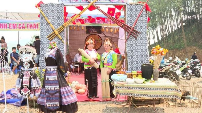 Người dân bản Lồng làm du lịch. (Ảnh: Trang Thông tin Điện tử xã Quài Tở, tỉnh Điện Biên)