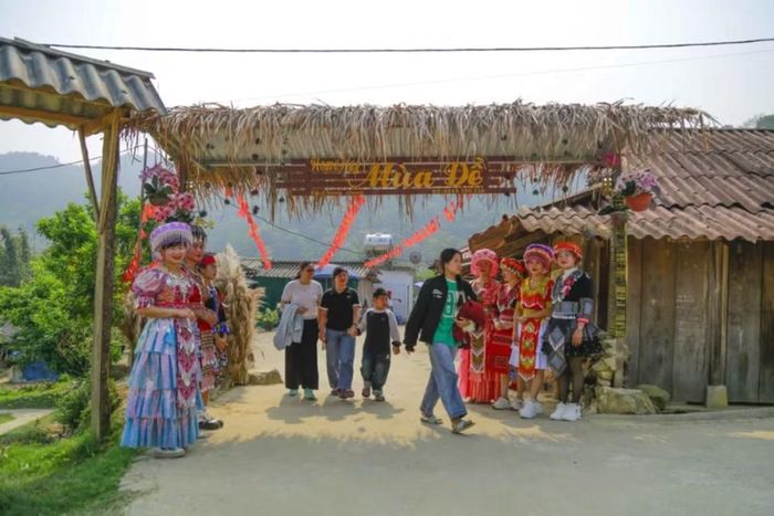 Du khách tham quan mô hình Homestay tại bản Lồng, xã Quài Tở. (Ảnh: Xuân Tư/TTXVN)