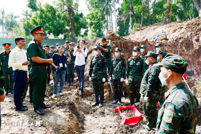 Trung tướng Lê Xuân Thế, Tư lệnh Quân khu 7, trực tiếp kiểm tra hoạt động tìm kiếm, khai quật, quy tập hài cốt liệt sỹ tại khu B, Công viên Lê Thị Riêng. (Ảnh: Xuân Khu - TTXVN)