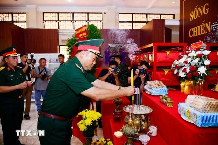 Trung tướng Lê Xuân Thế, Tư lệnh Quân khu 7, trực tiếp kiểm tra hoạt động tìm kiếm, khai quật, quy tập hài cốt liệt sỹ tại khu B, Công viên Lê Thị Riêng. (Ảnh: Xuân Khu - TTXVN)
