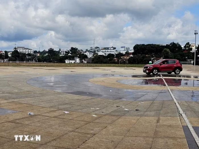 Một vị trí trên bề mặt Quảng trường Trung tâm Gia Nghĩa bị lõm, lún. (Ảnh: Hưng Thịnh/TTXVN)