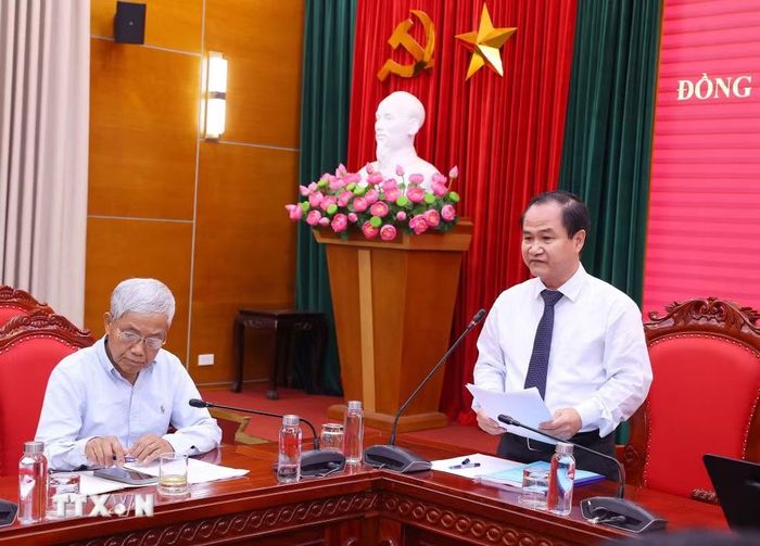 Phó Giáo sư-Tiến sỹ Đỗ Xuân Tuất, Phó Viện trưởng Viện Hồ Chí Minh và các lãnh tụ của Đảng phát biểu tại hội thảo. (Ảnh: Văn Điệp/TTXVN)