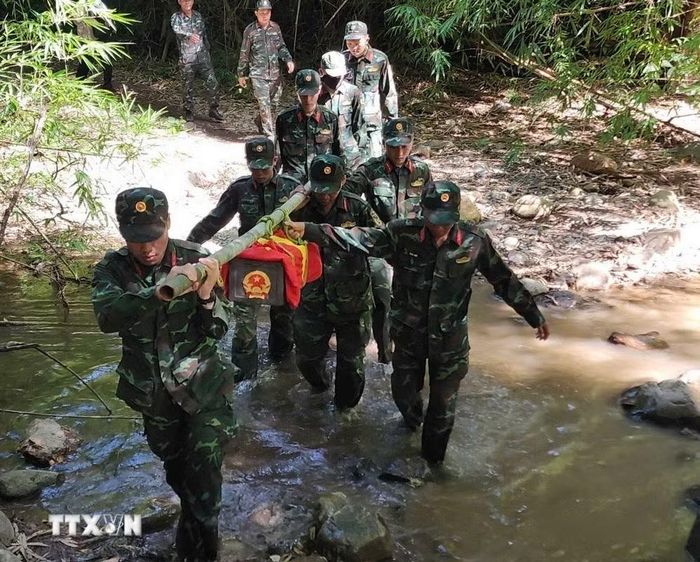 Lực lượng quân đội đưa hài cốt liệt sỹ Ka Tơr Tiên từ rừng sâu về an táng tại nghĩa trang liệt sĩ Ninh Thuận (xã Xuân Hải), tỉnh Khánh Hòa. (Ảnh: TTXVN phát)