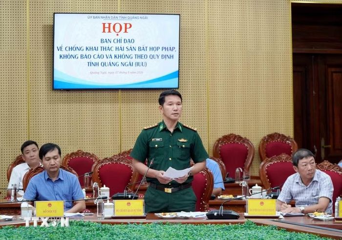 Thượng tá Đỗ Tài Năng, Phó Tham mưu trưởng Ban Chỉ huy Bộ đội Biên phòng tỉnh Quảng Ngãi, phát biểu tại buổi họp. (Ảnh: Lê Phước Ngọc/TTXVN)