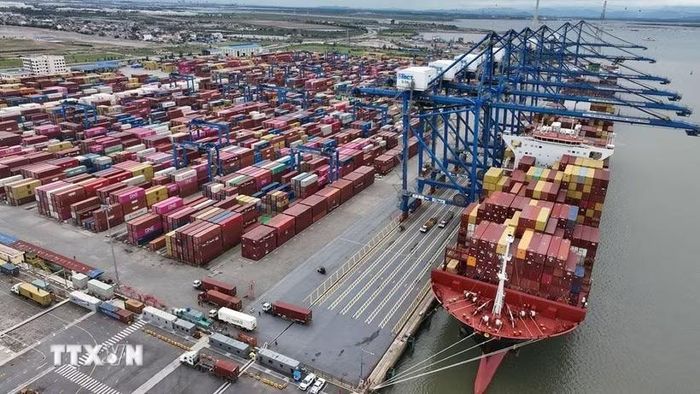Bốc xếp hàng hóa xuất khẩu ở cảng Container Quốc tế Hải Phòng. (Ảnh: Vũ Sinh/TTXVN)