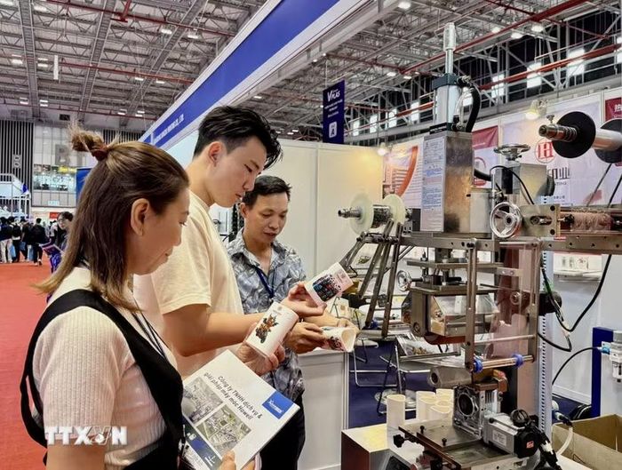 Người mua hàng tìm kiếm nguồn cung mới tại Triển lãm quốc tế ngành cao su và nhựa tại Việt Nam - VietnamPlas 2025. (Ảnh: Mỹ Phương/TTXVN)
