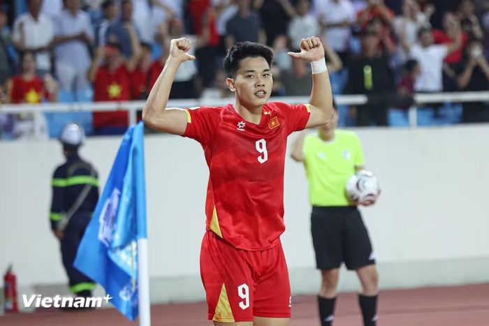 Những phút cuối trận, Đình Bắc hoàn tất cú đúp bàn thắng, ấn định chiến thắng 3-1 cho đội tuyển Việt Nam. (Ảnh: Nhật Minh/Vietnam+)