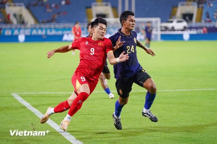 Với lợi thế sân nhà, đoàn quân của huấn luyện viên Kim Sang-sik sớm đẩy cao đội hình tìm bàn thắng mở tỷ số. (Ảnh: Việt Anh/Vietnam+)