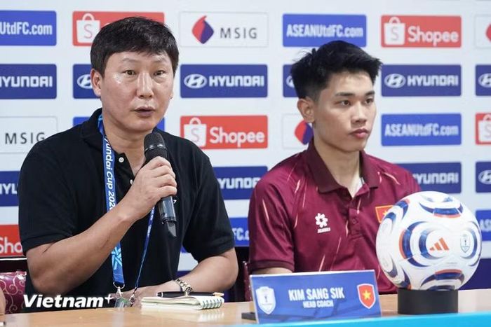 Huấn luyện viên Kim Sang-sik (áo đen) dành lời khen cho Đình Bắc sau chiến thắng 3-1 của đội tuyển Việt Nam trước Campuchia. (Ảnh: Việt Anh/Vietnam+)