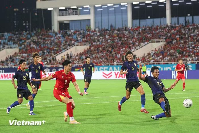 Đình Bắc (áo đỏ) lập cú đúp trong chiến thắng 3-1 của đội tuyển Việt Nam trước Campuchia. (Ảnh: Nhật Minh/Vietnam+)