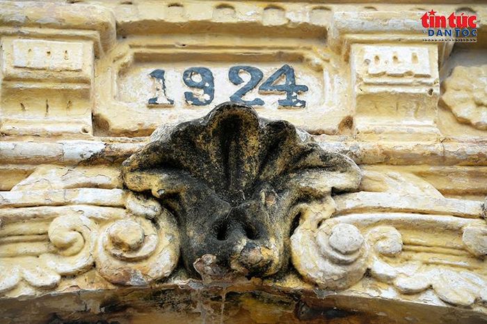 Dấu mốc “1924” được đắp nổi trên cổng làng, ghi lại thời điểm công trình được xây dựng cách đây hơn một thế kỷ.