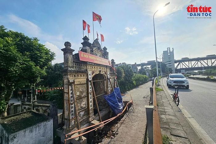 Sau nhiều lần đường An Dương Vương được nâng cốt, nền cổng làng Nhật Tảo thấp hơn mặt đường khoảng một mét, ảnh hưởng đến việc đi lại và cảnh quan khu di tích.