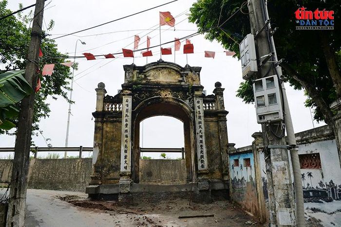 Cổng làng Nhật Tảo, phường Phú Thượng, Hà Nội được xây dựng từ năm 1924, đến nay vẫn giữ được hình dáng và nhiều chi tiết kiến trúc nguyên gốc.
