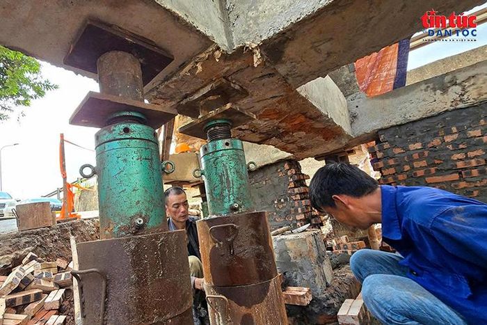 Các kích thủy lực được bố trí tại những vị trí chịu lực, giúp nâng toàn bộ cổng làng từng centimet và hạn chế nguy cơ nứt vỡ.