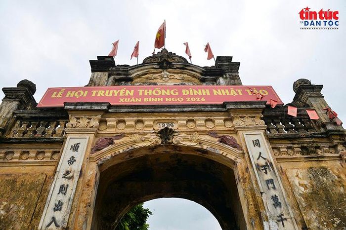 Công trình nổi bật với hệ vòm cuốn, trụ biểu, lan can và những mảng trang trí mang dấu ấn kiến trúc đầu thế kỷ XX.
