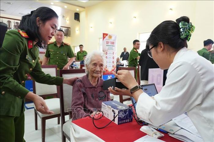 Cụ Nguyễn Thị Mai (98 tuổi, phường Xuân Trường – Đà Lạt) đi lấy mẫu ADN với hy vọng sớm tìm được người con trai liệt sĩ đang thất lạc thông tin.