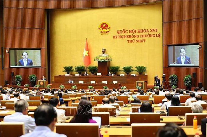 Bộ trưởng Bộ Tư pháp Hoàng Thanh Tùng, thừa ủy quyền của Thủ tướng Chính phủ trình bày Tờ trình về dự án Luật Phát triển đô thị. Ảnh: Doãn Tấn/TTXVN