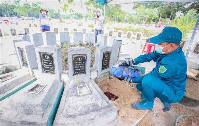 Từng phần hài cốt liệt sĩ được các cán bộ, chiến sĩ nâng niu bằng tất cả sự thành kính, như một lời tri ân dành cho những người đã hiến trọn tuổi xuân vì độc lập, tự do của Tổ quốc.