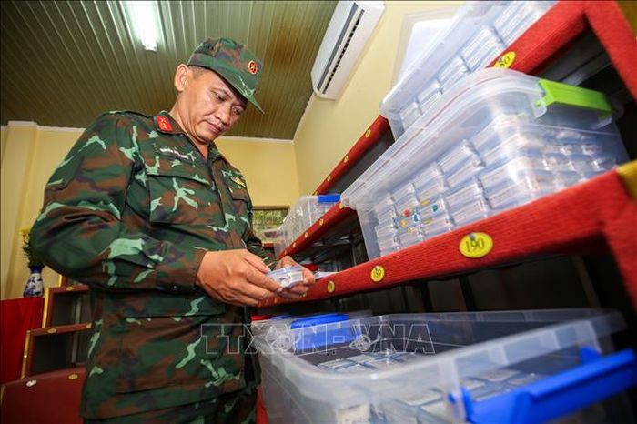 Trung tá Nguyễn Thiện Nghĩa kiểm tra, đối chiếu và tiếp nhận các mẫu hài cốt trước khi bàn giao cho đơn vị chuyên môn phục vụ giám định ADN.