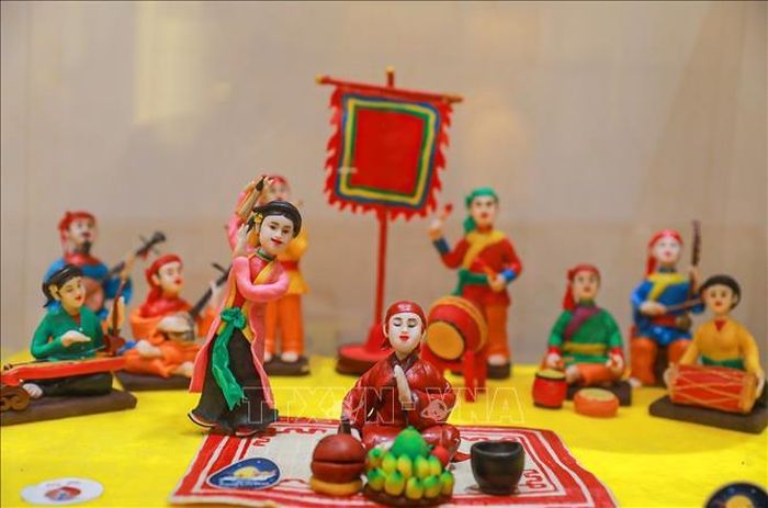 Tác phẩm tò he "Thị Màu lên chùa" do nghệ nhân Đặng Văn Hậu thực hiện.