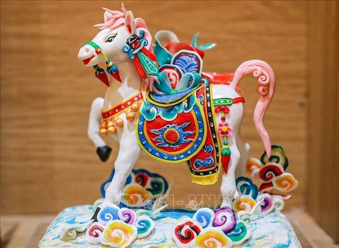 Tác phẩm "Ngựa Tò he" - hình tượng ngựa trắng lấy cảm hứng từ điển tích Thần Long Đỗ tại Đền Bạch Mã, vị thần trấn giữ và bảo hộ kinh thành Thăng Long xưa.