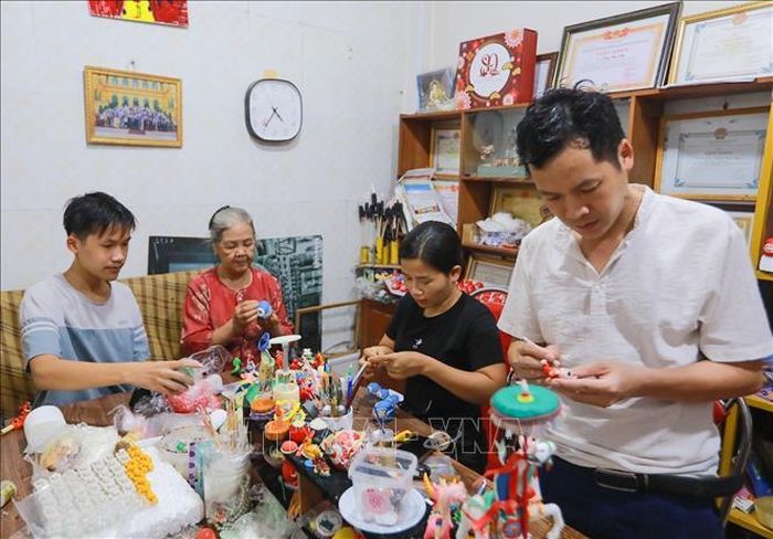 Gia đình ba thế hệ nhà nghệ nhân Đặng Văn Hậu tiếp truyền nghề truyền thống "Tò he".