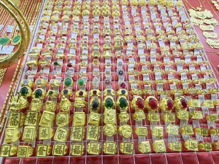 Nhiều khách hàng lựa chọn vàng nhẫn và sản phẩm có trọng lượng nhỏ để giảm rủi ro khi giá biến động. Ảnh: Nguyễn Hoàng/Báo Tin tức và Dân tộc
