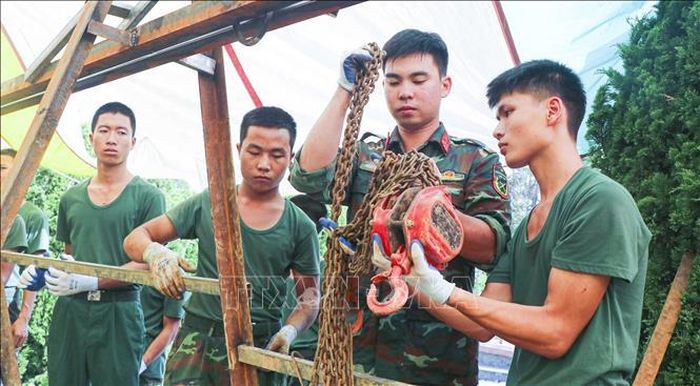 Thực hiện chiến dịch “500 ngày đêm”, từ đầu tháng 6 đến nay, Bộ Chỉ huy Quân sự tỉnh Điện Biên đã huy động hàng trăm lượt cán bộ, chiến sĩ tham gia. Phần lớn là những quân nhân trẻ, sinh ra khi đất nước đã hòa bình nhưng luôn nhận thức sâu sắc ý nghĩa của công tác tìm kiếm, xác định danh tính liệt sĩ.