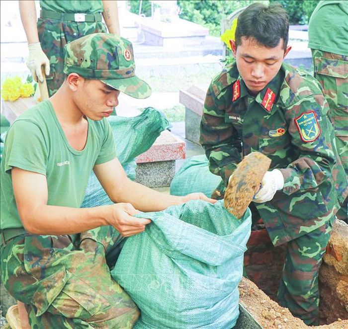 Các chiến sĩ Trung đoàn 741 (Bộ Chỉ huy Quân sự tỉnh Điện Biên) đào đất, cất bốc các phần mộ tại Nghĩa trang Liệt sĩ Độc Lập, xã Thanh Nưa.
