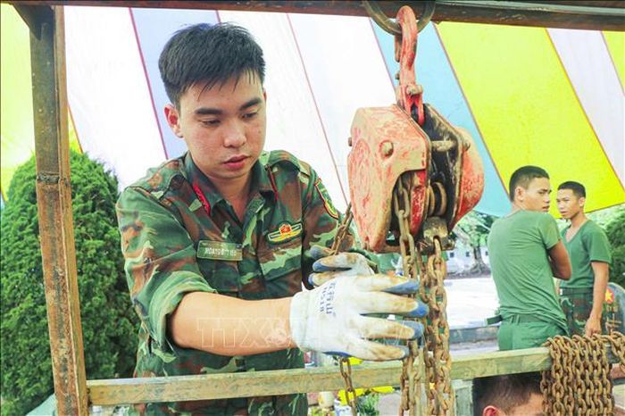 Thượng úy Hoàng Duy Hiếu, Tiểu đoàn 1, Trung đoàn 741 (Bộ Chỉ huy Quân sự tỉnh Điện Biên) tham gia Chiến dịch 500 ngày đêm tại Nghĩa trang Liệt sĩ Độc Lập, xã Thanh Nưa.